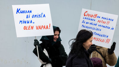 Mielenosoittajia kylttien kanssa.