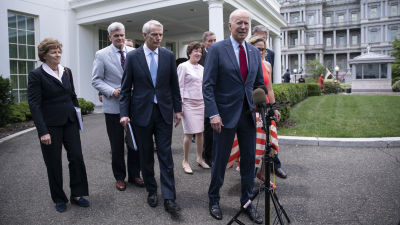 President Joe Biden talar till medierna tillsammans med senatorer från både Demokraterna och Republikanerna efter att de enats om satsningar på infrastruktur.