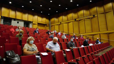 Kommunfullmäktigeledamöter i Kimitoön sitter i ett auditorium under första mötet sedan valet.