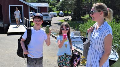 Syskonen Fionn och Aava Gillett visar upp sina souvenirer de inhandlat på Barösunds torg. Till höger mamma Heidi Gillett på bryggan i Barösund.