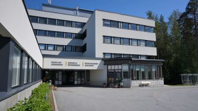 Ingången till en sjukhusbyggnad.