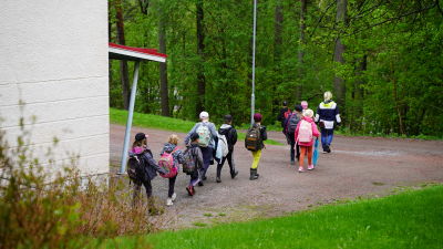 skolbarn som går i led hem från skolan