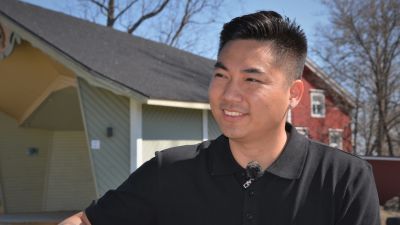 Ung man med vietnamesiskt ursprung i intervju
