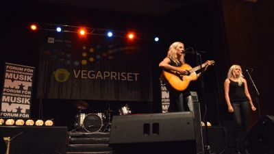 Frida Andersson spelar.
