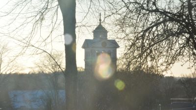 Ekenäs kyrktorn sett från åsen