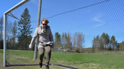 Kommundirektör Gun Kaptens i Larsmo tar ett glädjeskutt vid tanken på de nya idrottsanläggningarna i kommunen