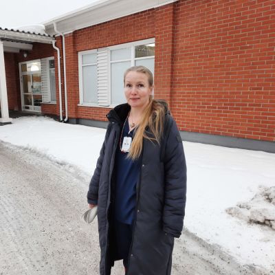 Heli Ahjoniemi (VF) utanför hälsostationen i Högfors.