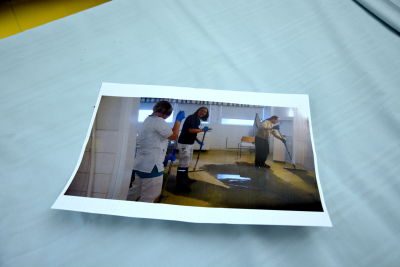 Personalen på avdelning EP  vid VCS städar bort avloppsvatten som runnit på golvet i ett patientrum