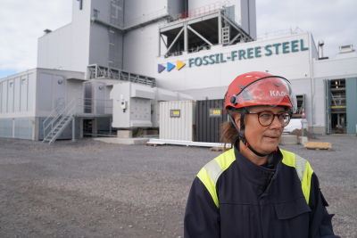 Åsa Bäcklin står framför Hybrits anläggning i Luleå.