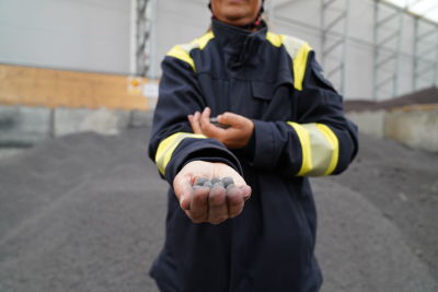 Järnsvamp i handen på Åsa Bäcklin.