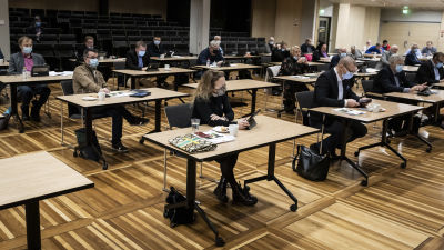 Kokkolan kaupunginvaltuusto istuu salissa.