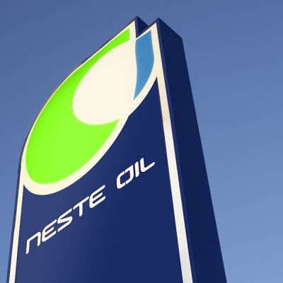 Neste Oilin logo bensiiniaseman pystymallisessa valokyltissä.