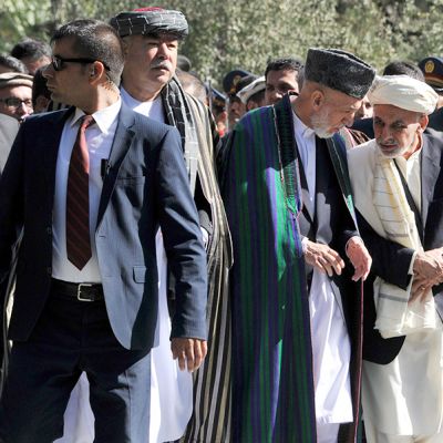 Afganistanin presidentti Ashraf Ghani (keskellä oikealla) keskustelee kuvassa edeltäjänsä Hamid Karzain kanssa Kabulissa 4. lokakuuta.