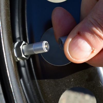 Uudenlainen autonrenkaan venttiili.