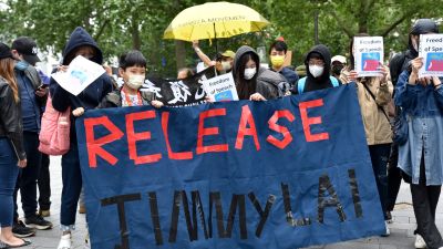 Demonstranter i London kräver att mediemagnaten Jimmy Lai friges.