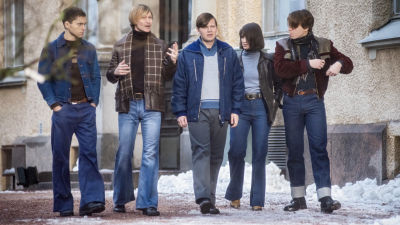 Frej (Tom Rejström) och hans vänner går på en vintrig gata.