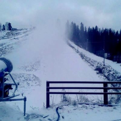 Rinnettä lumetetaan.