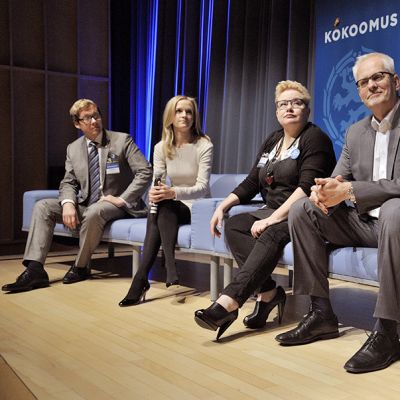 Kokoomuksen vastanimettyjä eurovaaliehdokkaita vasemmalta, Jari Andersson, Salla Aura, Sirpa Pietikäinen, Petri Sarvamaa ja Eija-Riitta Korhola kokoomuksen puoluevaltuuston kokouksessa Järvenpäässä 12. lokakuuta.