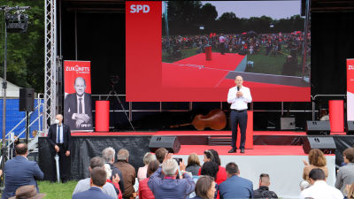 Olaf Scholz talar på ett valmöte i tyska Nürnberg.