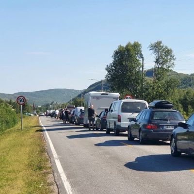 Autot jonottavat Nuorgamin raja-asemalla Norjaan päin Utsjoella iltapäivällä 5. heinäkuuta 2021