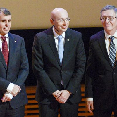 Kolme miestä seisoo vierekkäin Eric Betzig, Stefan W. Hell ja William E. Moerner.