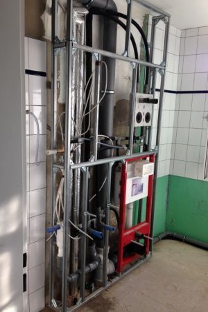 Den här modulen bärs in i badrummen och göms in i väggen. Modul för rör till badrum.