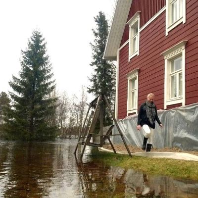 Tulvavesi nuoleskelee jo rakennusten nurkkia Pudasjärven Petäjäkankaalla.