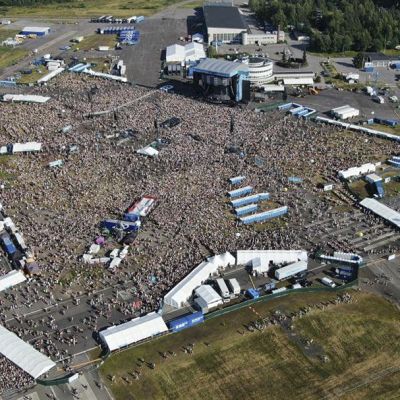 Yleisöä Malmin lentokentällä Ed Sheeranin konsertissa.