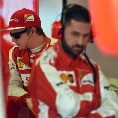 Kimi Räikkönen Ferrarin varikolla.