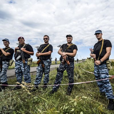Aseistautuneet Venäjä-mieliset separatistit estivä pääsyn lentokoneen putoamispaikalle Graboven kylän läheisyydessä 20. heinäkuuta.