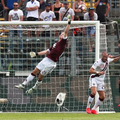 Torinon Joe Hart hukkaa pallon maalillaan.