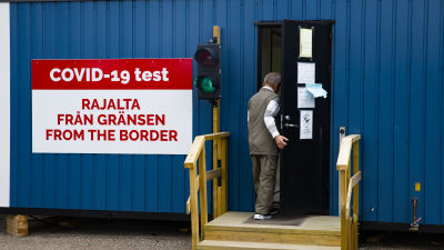 En person går in i till coronatestning vid gränsen.