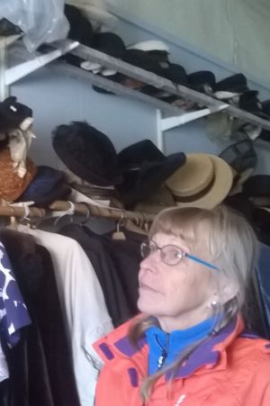 I Kaskö har det funnits många klädintresserade damer. Sonja Lapveteläinen beundrar Kaskö hembygdsmuseums hattsamling. I Kaskö har det funnits många klädintresserade damer. Sonja Lapveteläinen tittar på hattar i hembygdsmuseets samling.