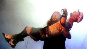 2000-luvun musiikilliset nerot yhteiskuvassa. Jussi Lehtisalo kannattelee Mika Rättöä. // Kuva: Ilosaarirock 2010. Photo (c) Antti-Jussi Rantala.