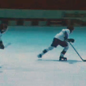 två pojkar som spelar ishockey