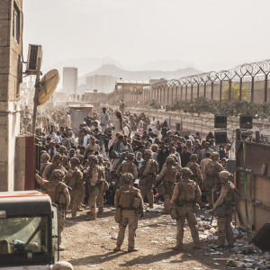 Yhdysvaltain sotilaat vartiovat Kabulin lentokenttää.