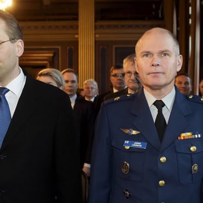 Puolustusministeri Jussi Niinistö (vas) ja puolustusvoimain komentaja kenraali Jarmo Lindberg.