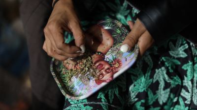 En aktivist rullade en marijuanacigarett under en demonstration utanför Högsta domstolen i Mexico city.