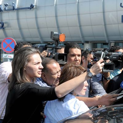 Egyptin pääministeri Sherif Ismail puhui medialle Kairon lentokentällä torstaina.