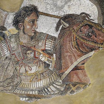 Rikkinäinen mosaiikkikuva ratsastavasta haarniskapukuisesta miehestä.