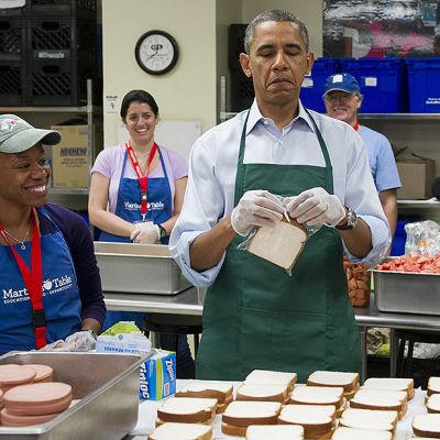 Yhdysvaltain presidentti Barack Obama valmistaa liittovaltion eri virastojen työntekijöiden kanssa voileipiä.