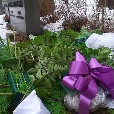 Katkotut kukat ja myllätyt asetelmat hautakummulla