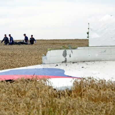 Malaysia Airlines Boeing 777-koneen hylky itäukrainalaisella pellolla heinäkuussa 2014.