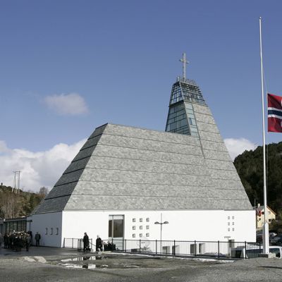 Kirkko Fosnavaagissa, Länsi-Norjassa.