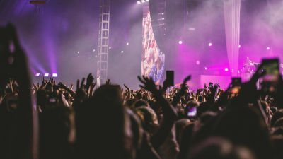 Yleisöä Robynin keikalla Flow-festivaaleilla vuonan 2019.