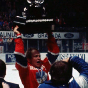 Heikki Riihiranta nostaa Kanada-maljaa HIFK:n SM-voiton myötä 1980.