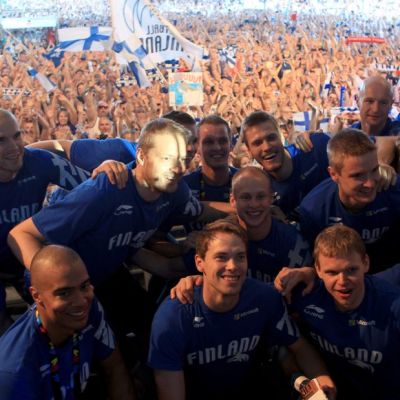 Suomen pelaajat poseeraavat fanilauman edessä.