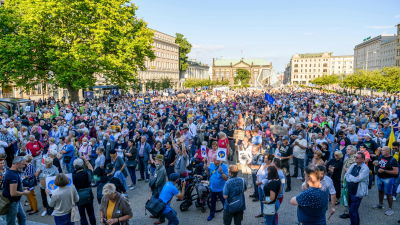 Polacker protesterar mot den polska regeringens krav försök att inskränka på landets pressfrihet.