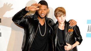 Usher ja Justin Bieber lehdistötilaisuudessa American Music Awards -gaalassa. // Kuva: EPA / MIKE NELSON
