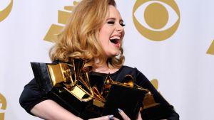 Adele palkintojensa kanssa Grammy-gaalassa helmikuussa 2012. Hän voitti yhteensä kuusi Grammyä menestyslevystään 21. // Kuva: EPA / Paul Buck